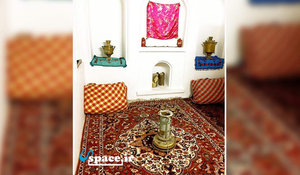 نمایی از داخل اتاق اقامتگاه بوم گردی دولتسرای معصومه سلطان - شیراز