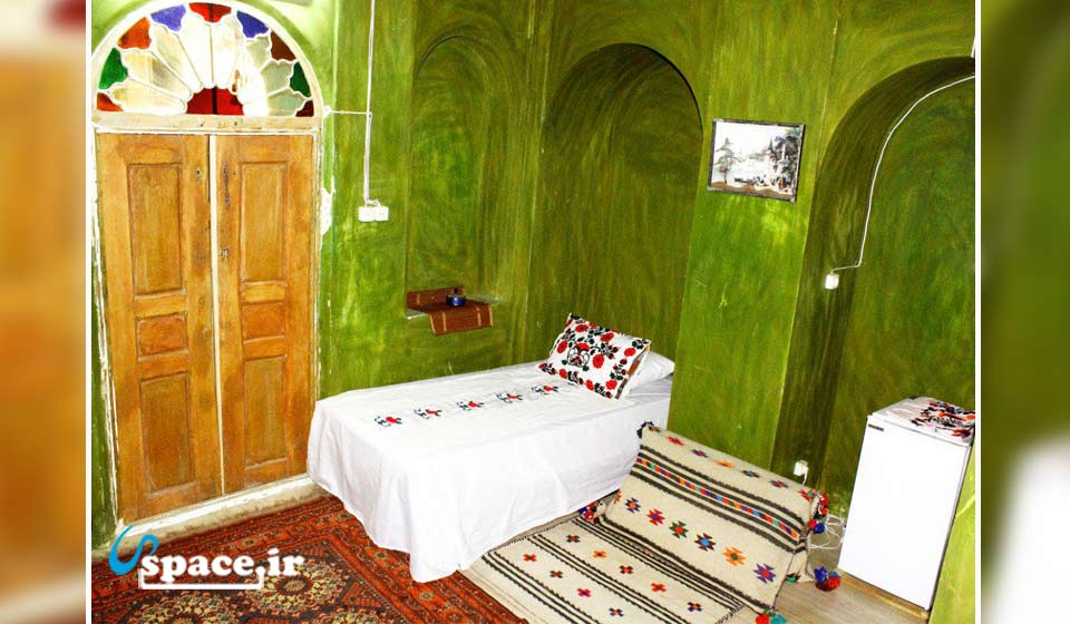 نمایی زیبا از داخل اتاق اقامتگاه بوم گردی دولتسرای معصومه سلطان - شیراز