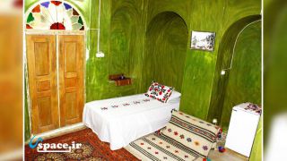نمایی زیبا از داخل اتاق اقامتگاه بوم گردی دولتسرای معصومه سلطان - شیراز